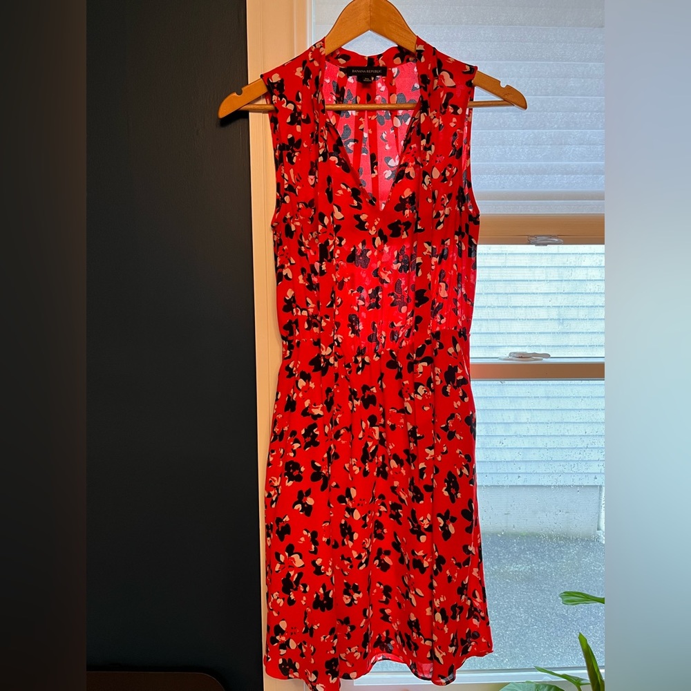 Banana Republic chiffon sleeveless v neck mini dress. Cinched waist. XS.